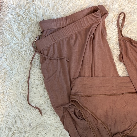 Skims lounge short Undie and tank bundle - Picture 2 of 7